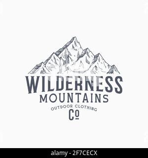 Modèle d'affiche, d'étiquette ou de logo de Outdoor Clothing Vintage Vector de Wilderness Mountains. Esquisse de pic de montagne dessinée à la main avec Typographie rétro. Haut de gamme Illustration de Vecteur