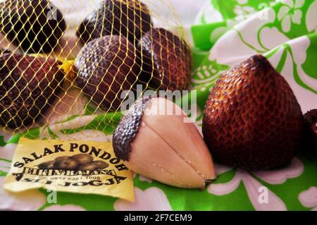 Fruit de l'indonésie Salak Zalacca ou Salacca zalacca à vendre Les indonésiens au marché local de l'épicerie de Kabupaten Karo Berastagi à Sumatera U. Banque D'Images