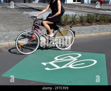 Berlin, Allemagne. 30 mars 2021. Vous travererez à vélo le centre-ville de Berlin, comme nous l'avons vu sur la 30.3.2021, sur le sentier de randonnée à vélo sur la Karl-Marx-Allee de Berlin, entre Strausberger Platz et Alexanderplatz. Credit: Thomas Uhlemann/dpa-Zentralbild/ZB/dpa/Alay Live News Banque D'Images