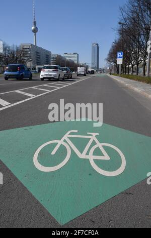 Berlin, Allemagne. 30 mars 2021. La piste cyclable de Mitte sur Karl-Marx-Allee entre Strausberger Platz et Alexanderplatz. Credit: Thomas Uhlemann/dpa-Zentralbild/ZB/dpa/Alay Live News Banque D'Images