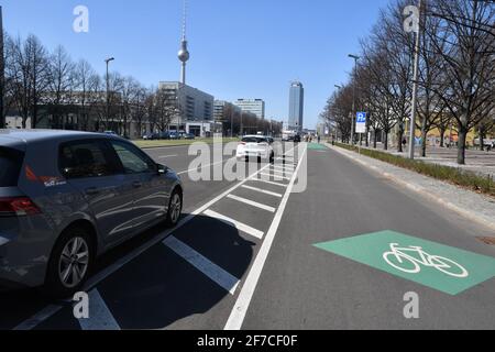 Berlin, Allemagne. 30 mars 2021. La piste cyclable de Mitte sur Karl-Marx-Allee entre Strausberger Platz et Alexanderplatz. Credit: Thomas Uhlemann/dpa-Zentralbild/ZB/dpa/Alay Live News Banque D'Images