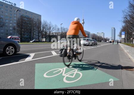 Berlin, Allemagne. 30 mars 2021. Vous travererez à vélo le centre-ville de Berlin, comme nous l'avons vu sur la 30.3.2021, sur le sentier de randonnée à vélo sur la Karl-Marx-Allee de Berlin, entre Strausberger Platz et Alexanderplatz. Credit: Thomas Uhlemann/dpa-Zentralbild/ZB/dpa/Alay Live News Banque D'Images