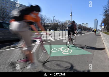 Berlin, Allemagne. 30 mars 2021. Vous travererez à vélo le centre-ville de Berlin, comme nous l'avons vu sur la 30.3.2021, sur le sentier de randonnée à vélo sur la Karl-Marx-Allee de Berlin, entre Strausberger Platz et Alexanderplatz. Credit: Thomas Uhlemann/dpa-Zentralbild/ZB/dpa/Alay Live News Banque D'Images