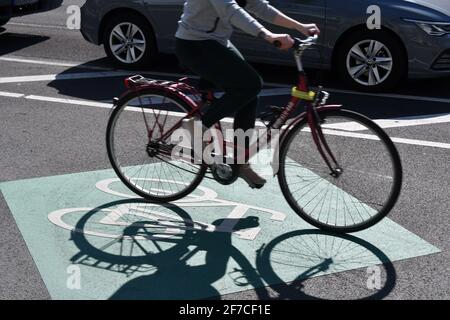 Berlin, Allemagne. 30 mars 2021. Vous travererez à vélo le centre-ville de Berlin, comme nous l'avons vu sur la 30.3.2021, sur le sentier de randonnée à vélo sur la Karl-Marx-Allee de Berlin, entre Strausberger Platz et Alexanderplatz. Credit: Thomas Uhlemann/dpa-Zentralbild/ZB/dpa/Alay Live News Banque D'Images