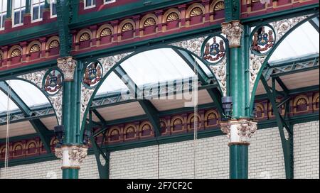 Colonnes et poutres en fer de fer à la structure richement ornées dans le hall 1904 de Kirkgate Market, Leeds Banque D'Images