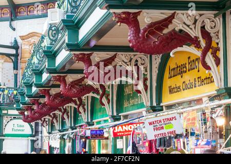 Décoration en forme de dragon de fonte très ornée dans le hall de 1904 de Kirkgate Market, dans la ville de Leeds, West Yorkshire Banque D'Images