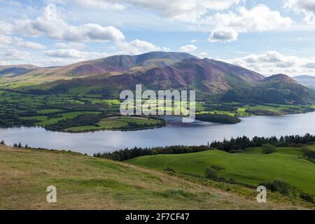 Vue d'été d'un Skiddaw recouvert de bruyère dans le parc national de Lake district vu de sale Fell, avec le lac Bassenthwaite en premier plan Banque D'Images