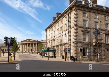 Place Saint-George à Huddersfield avec le George Hotel historique et la gare Banque D'Images