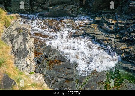 Marée entrante, Rocky Valley. Banque D'Images