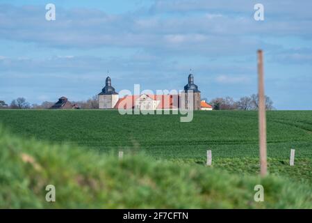 Hundisburg, Allemagne. 02 avril 2021. Vue sur le château de Hundisburg. Le bâtiment historique est l'un des plus importants châteaux baroques ruraux de Saxe-Anhalt. Credit: Stephan Schulz/dpa-Zentralbild/ZB/dpa/Alay Live News Banque D'Images