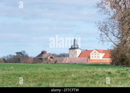 Hundisburg, Allemagne. 02 avril 2021. Vue sur le château de Hundisburg. Le bâtiment historique est l'un des plus importants châteaux baroques ruraux de Saxe-Anhalt. Credit: Stephan Schulz/dpa-Zentralbild/ZB/dpa/Alay Live News Banque D'Images