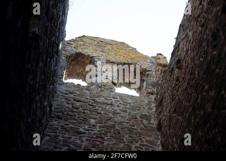 Hundisburg, Allemagne. 02 avril 2021. Vue sur la ruine de 17 mètres de haut Nordhusen près de Haldensleben. Les vestiges de l'église remontent au XIIe siècle. La destination populaire de l'excursion est située sur la route romane (Transromanica). Credit: Stephan Schulz/dpa-Zentralbild/ZB/dpa/Alay Live News Banque D'Images