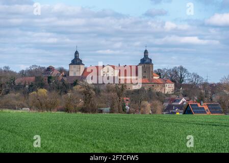 Hundisburg, Allemagne. 02 avril 2021. Vue sur le château de Hundisburg. Le bâtiment historique est l'un des plus importants châteaux baroques ruraux de Saxe-Anhalt. Credit: Stephan Schulz/dpa-Zentralbild/ZB/dpa/Alay Live News Banque D'Images