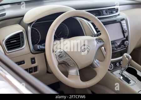 Russie, Izhevsk - 19 février 2021 : salle d'exposition Nissan. Intérieur d'une nouvelle voiture moderne de Murano. Célèbre marque mondiale. Transport moderne. Banque D'Images