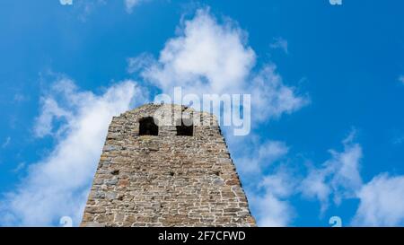 Hundisburg, Allemagne. 02 avril 2021. Vue sur la ruine de 17 mètres de haut Nordhusen près de Haldensleben. Les vestiges de l'église remontent au XIIe siècle. La destination populaire de l'excursion est située sur la route romane (Transromanica). Credit: Stephan Schulz/dpa-Zentralbild/ZB/dpa/Alay Live News Banque D'Images