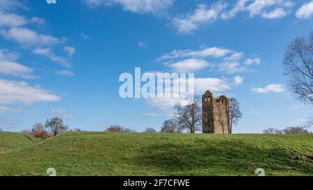 Hundisburg, Allemagne. 02 avril 2021. Vue sur la ruine de 17 mètres de haut Nordhusen près de Haldensleben. Les vestiges de l'église remontent au XIIe siècle. La destination populaire de l'excursion est située sur la route romane (Transromanica). Credit: Stephan Schulz/dpa-Zentralbild/ZB/dpa/Alay Live News Banque D'Images