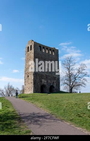 Hundisburg, Allemagne. 02 avril 2021. Vue sur la ruine de 17 mètres de haut Nordhusen près de Haldensleben. Les vestiges de l'église remontent au XIIe siècle. La destination populaire de l'excursion est située sur la route romane (Transromanica). Credit: Stephan Schulz/dpa-Zentralbild/ZB/dpa/Alay Live News Banque D'Images