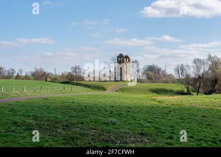 Hundisburg, Allemagne. 02 avril 2021. Vue sur la ruine de 17 mètres de haut Nordhusen près de Haldensleben. Les vestiges de l'église remontent au XIIe siècle. La destination populaire de l'excursion est située sur la route romane (Transromanica). Credit: Stephan Schulz/dpa-Zentralbild/ZB/dpa/Alay Live News Banque D'Images