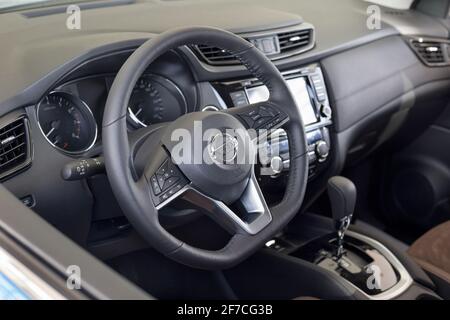 Russie, Izhevsk - 19 février 2021 : salle d'exposition Nissan. Intérieur de la nouvelle voiture Qashqai moderne. Célèbre marque mondiale. Transport moderne. Banque D'Images