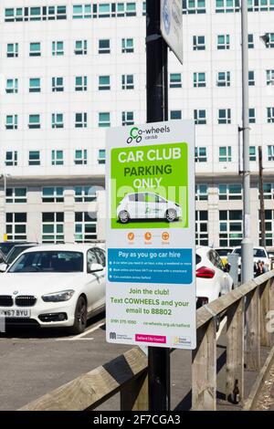 L'enseigne du club de voitures co-Wheels est adjacente à certaines de leurs places de stationnement réservées sur Browncross Street à Salford, dans le Grand Manchester. Banque D'Images