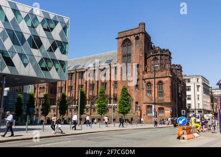 La bibliothèque John Rylands de Manchester, datant de la fin de l'époque victorienne, est construite en grès Cumbrien dans le style néo-gothique Banque D'Images