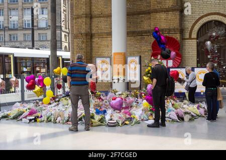 Manchester, Royaume-Uni. 23 mai 2018. Un an et un jour après le bombardement terroriste du Manchester Arena, au cours duquel 22 personnes sont mortes et plus de 800 ont été blessées. Banque D'Images