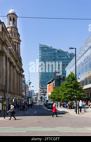 Market Street, Manchester, extrémité ouest de Market Street, zone non piétonne, à l'ouest de son intersection avec Cross Street et Corporation Street. Banque D'Images