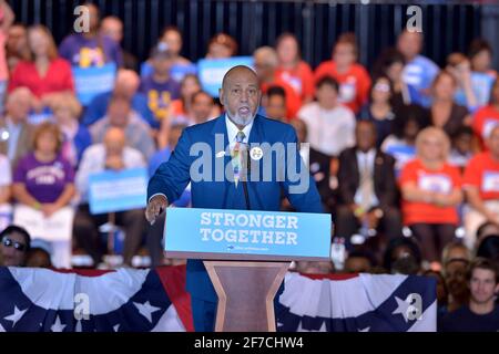 **PHOTO DE FICHIER** Alcee Hastings est décédé. COCONUT CREEK, FL - OCTOBRE 25 : Alcee Hastings, représentante DES ÉTATS-UNIS (D-Fla), s'exprime lors d'un rassemblement avec la candidate démocrate à la présidence, l'ancienne secrétaire d'État Hillary Clinton, pour souligner le début du vote précoce en personne à l'Omni Auditorium, Broward College North Campus, le 25 octobre 2016 à Coconut Creek, en Floride. Avec deux semaines avant le jour des élections, Clinton incitera les électeurs de Floride à profiter du vote par anticipation en personne, qui commence dans de nombreux comtés de Floride. Crédit : MPI10/MediaPunch Banque D'Images