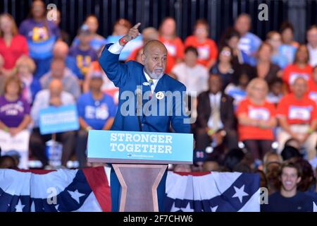 **PHOTO DE FICHIER** Alcee Hastings est décédé. COCONUT CREEK, FL - OCTOBRE 25 : Alcee Hastings, représentante DES ÉTATS-UNIS (D-Fla), s'exprime lors d'un rassemblement avec la candidate démocrate à la présidence, l'ancienne secrétaire d'État Hillary Clinton, pour souligner le début du vote précoce en personne à l'Omni Auditorium, Broward College North Campus, le 25 octobre 2016 à Coconut Creek, en Floride. Avec deux semaines avant le jour des élections, Clinton incitera les électeurs de Floride à profiter du vote par anticipation en personne, qui commence dans de nombreux comtés de Floride. Crédit : MPI10/MediaPunch Banque D'Images