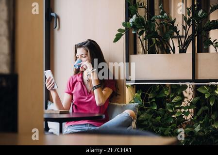 Vie lente en milieu urbain, vie urbaine lente, pleine conscience, santé mentale, profiter du moment, équilibre entre vie privée et vie professionnelle. Jeune Latina hispanique femme Banque D'Images