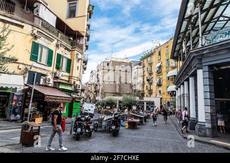 Naples, Italie - 10 septembre 2019 : rue de Montecalvario, un quartier sud avec des gens autour de Naples, Italie Banque D'Images