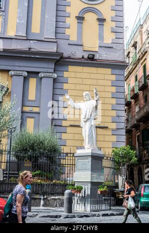 Naples, Italie - 10 septembre 2019 : statue de Jésus-Christ devant l'église de Santa Maria di Montesanto avec les gens autour de Naples, Italie Banque D'Images