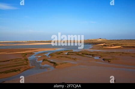 Une vue sur Overy Creek sur une marée montante révélant les voies navigables et les bancs de sable sur la côte nord de Norfolk à Burnham Overy, Norfolk, Angleterre, Royaume-Uni. Banque D'Images