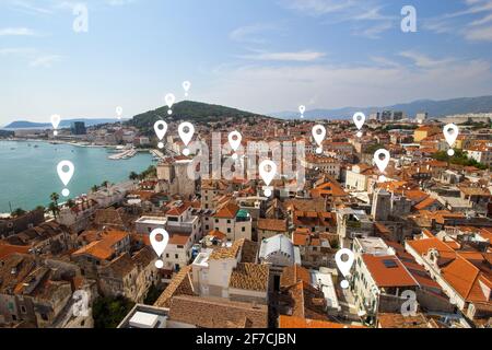 Icônes de carte dans le paysage urbain de Split. Vue sur le palais historique de Dioclétien, la vieille ville et la colline de Marjan de Split depuis le haut en Croatie. Banque D'Images