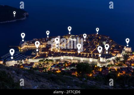 Cartes des icônes de pin sur le paysage urbain de Dubrovnik au crépuscule. Vieille ville fortifiée de Dubrovnik en Croatie vue d'en haut la nuit. Banque D'Images