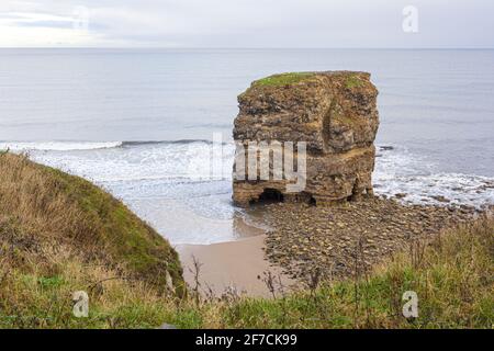 Marsden Rock dans la mer du Nord à Marsden, South Shields, Tyne & Wear UK Banque D'Images