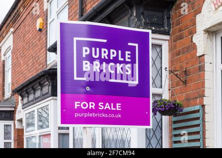 Grand panneau violet Bricks distinctif à vendre à l'extérieur d'une maison sur la route Pershore, Stirchley, Birmingham, Royaume-Uni Banque D'Images