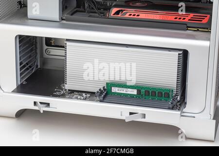 8 Go de RAM dans les logements de RAM dans une puissance Mac G5 Banque D'Images