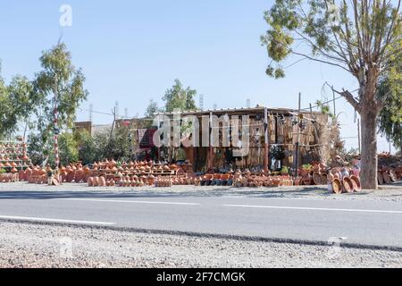 Vente de poterie à côté de la route menant à Marrakech, Maroc Banque D'Images