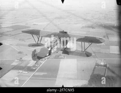 Avion dans l'air avion Phönix C.I / E 1 dron marqué 4192 dans l'air sur terre arable. Banque D'Images