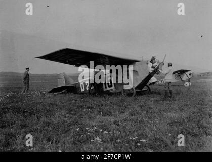 Mécanicien et avion Caspar Cle 11 à Ilug, 1923 motifs: Mécanicien et Flyman en travaux sur des avions civils Clepar CLE 11 avec enregistrement D282 à l'exposition internationale de l'aviation Ilug à Göteborg, 1923. En arrière-plan, avion civil Stahlwerk Mark RIII / 22 avec enregistrement D -283. Banque D'Images