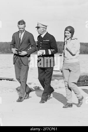 Charles Lindbergh et Anne Morrow Lindbergh se rencontrent sur un pont d'un commandement supérieur de la Force aérienne Charles Lindberg et Anne Morrow Lindberg se rencontrent sur la jetée du gestionnaire de la Force aérienne Eric Virgin. Période 1933. UR : collection F2, de négatif en décubitus ventral. F2 FM 581. Archive d'images du Musée de l'Armée de l'air de l'ur. Banque D'Images