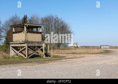 Postes d'observation militaire près du village d'Imber sur le terrain d'entraînement militaire du Ministère de la Défense, plaine de Salisbury, Wiltshire, Angleterre, Royaume-Uni Banque D'Images