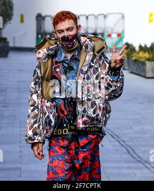 Londres, Royaume-Uni. 06e avril 2021. Olly Alexander a vu arriver aux studios Global radio de Londres. Crédit : SOPA Images Limited/Alamy Live News Banque D'Images