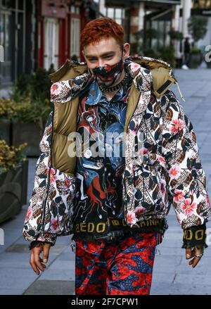 Londres, Royaume-Uni. 06e avril 2021. Olly Alexander a vu arriver aux studios Global radio de Londres. Crédit : SOPA Images Limited/Alamy Live News Banque D'Images