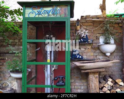 Destination touristique très populaire le 'Szimla Kert', 'ruine pubs' est situé dans le quartier juif de Budapest, rue Kazinczy 14. Banque D'Images