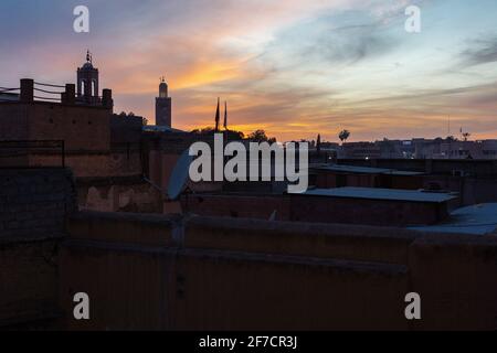 Vue sur les toits de Djemaa el Fna à Marrakech, Maroc Banque D'Images