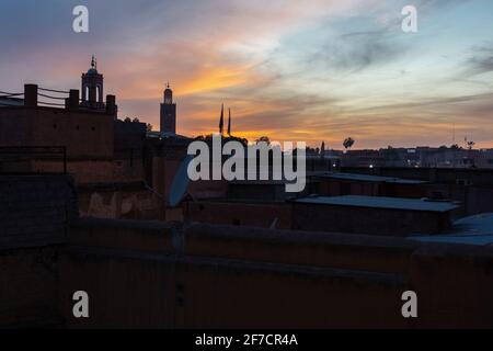 Vue sur les toits de Djemaa el Fna à Marrakech, Maroc Banque D'Images