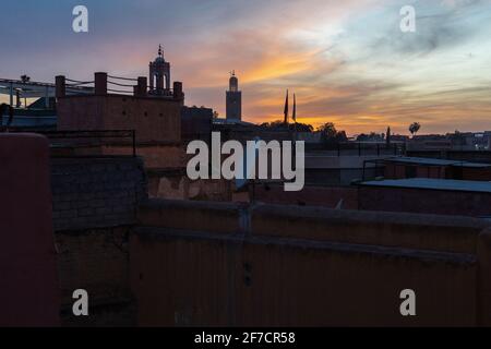 Vue sur les toits de Djemaa el Fna à Marrakech, Maroc Banque D'Images