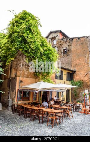 Restaurant traditionnel dans la rue via Garibaldi, quartier Trastevere, Rome, Lazio, Italie, Europe Banque D'Images